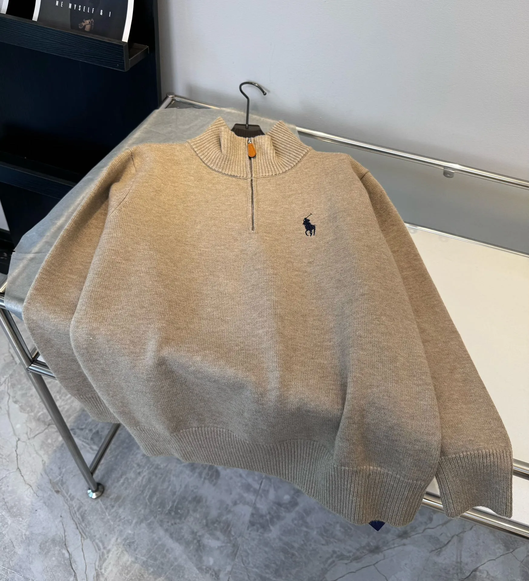 🅿️286 Style number: D169 RALPH LAUREN/Ralph Lauren classic war horse small label embroidered logo Paul polo high collar pullover half-zip knitted sweater, high-density LOGO embroidery on the chest, original customization of tag accessories. Made of pure cotton yarn 🧶 blended with wool, pure cotton is skin-friendly and comfortable, small label war horse embroidered turtleneck sweater 🐎 high quality. Follow the blogger to learn how to wear it! Let’s buy a Ralph Lauren knitted sweater. It’s a super hard-to-find series after it became popular. It’s hard to find one on the official website. It’s simple and practical, with a lazy and loose feel. The thickened fabric has more texture, soft and delicate feel, and a loose fit. Whether worn alone or layered, you can wear different styles of fashion with just one piece!  Color: Black Khaki Size: Picture 9